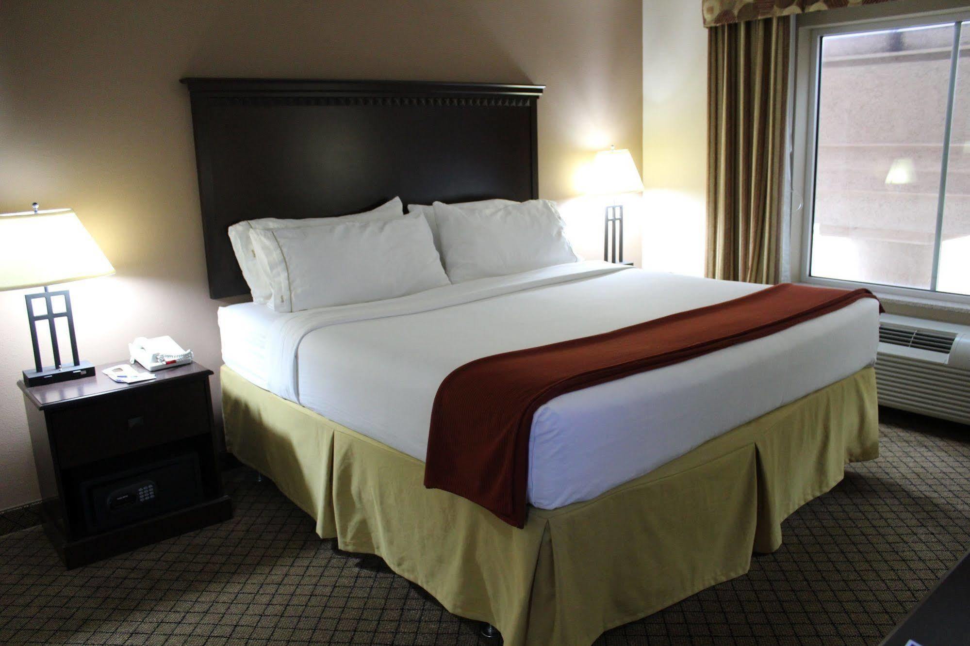 Holiday Inn Express Hotel & Suites Sedalia By Ihg Екстериор снимка