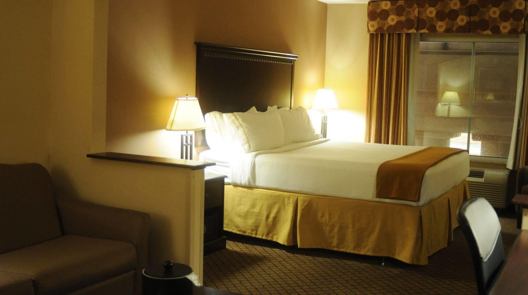Holiday Inn Express Hotel & Suites Sedalia By Ihg Екстериор снимка